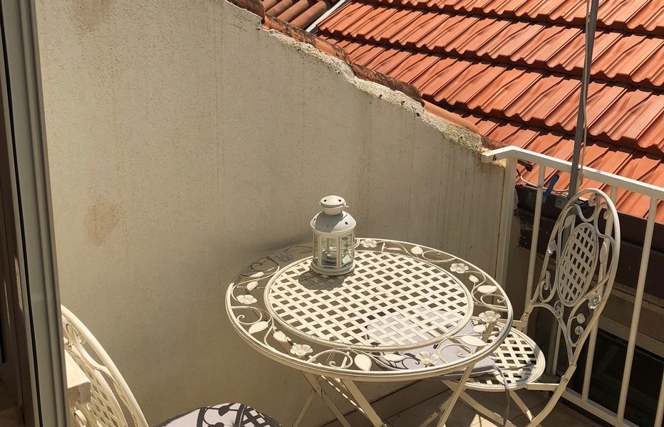 Takterrass med sittplatser och utsikt över tak