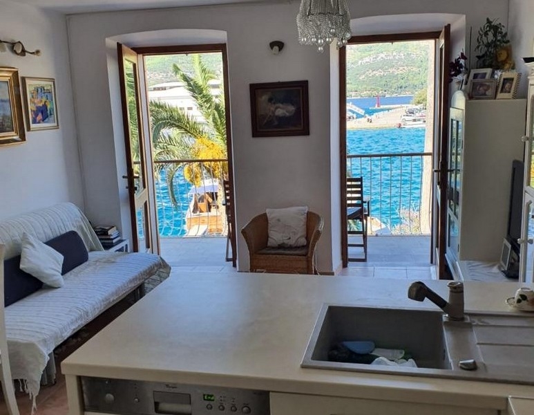 Vardagsrum med tillgång till balkong och havsutsikt