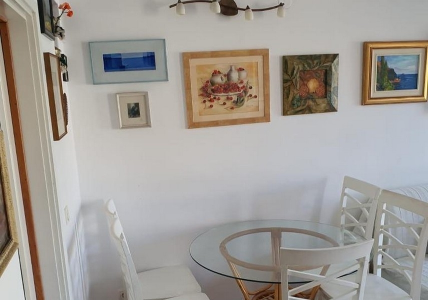 Matplats med runt bord och väggdekoration