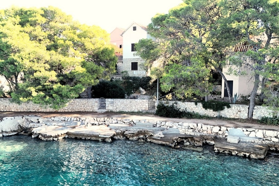 Fastighet H3907 precis vid havet i Kroatien.
