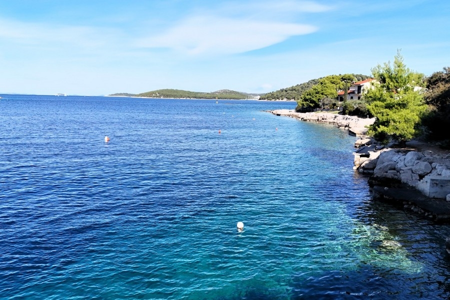 Köp ett hus vid havet nära Rogoznica i Kroatien - H3907.