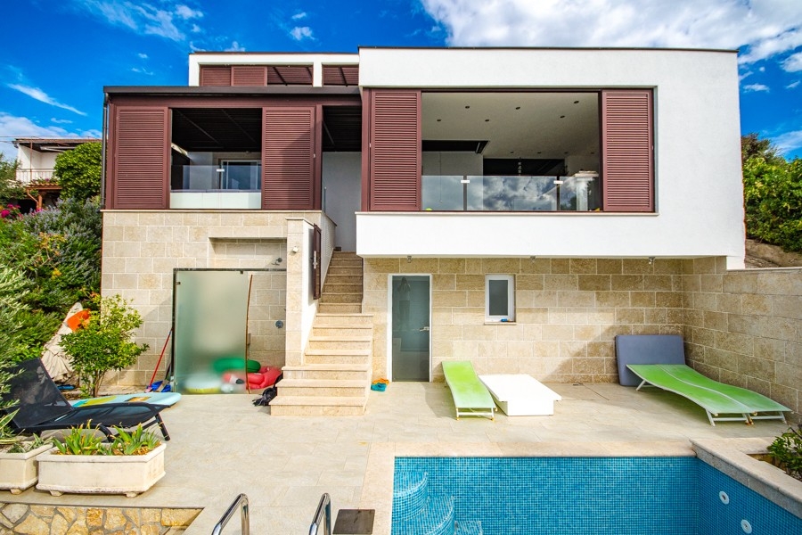 Köp ett hus med pool i första raden mot havet - Panorama Scouting.