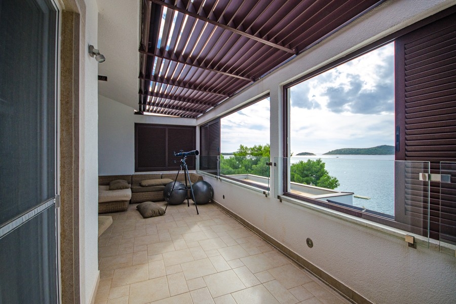 Täckt terrass med panoramautsikt över havet