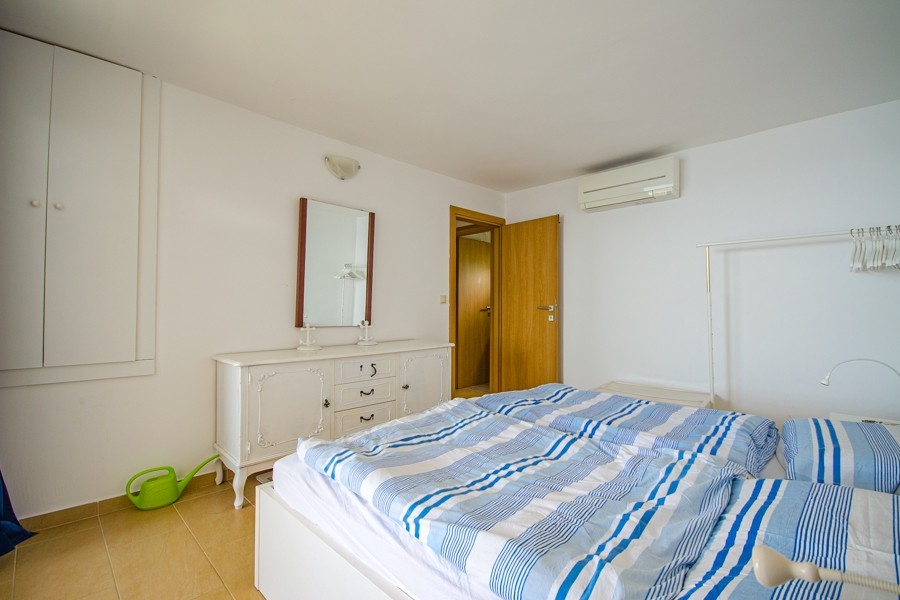 Sovrum med luftkonditionering och enkel inredning