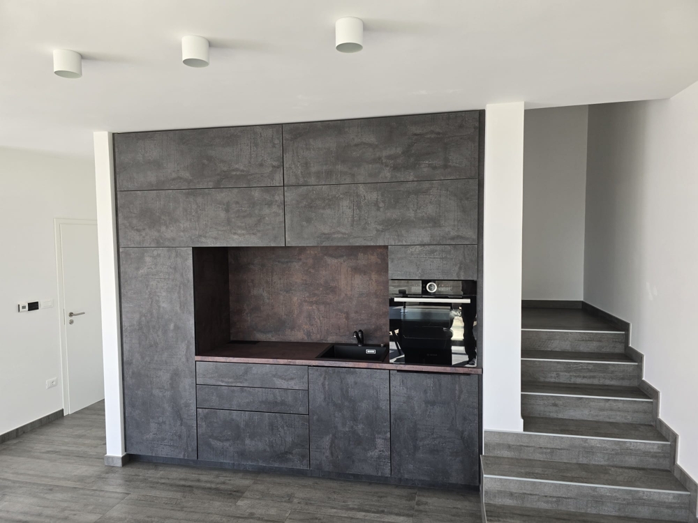 Modernt vardagsrum med öppet kök och matplats