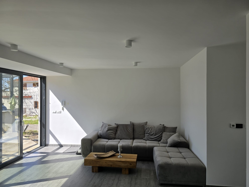 Designkök med inbyggda vitvaror och trappa