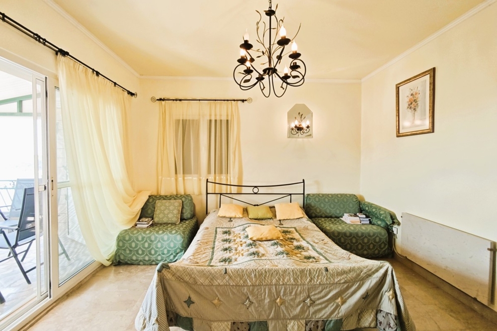 Sovrum med dubbelsäng och utgång till balkong