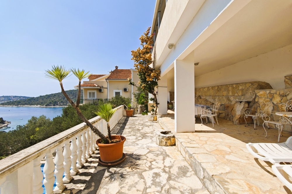 Terrass med havsutsikt och sittplatser