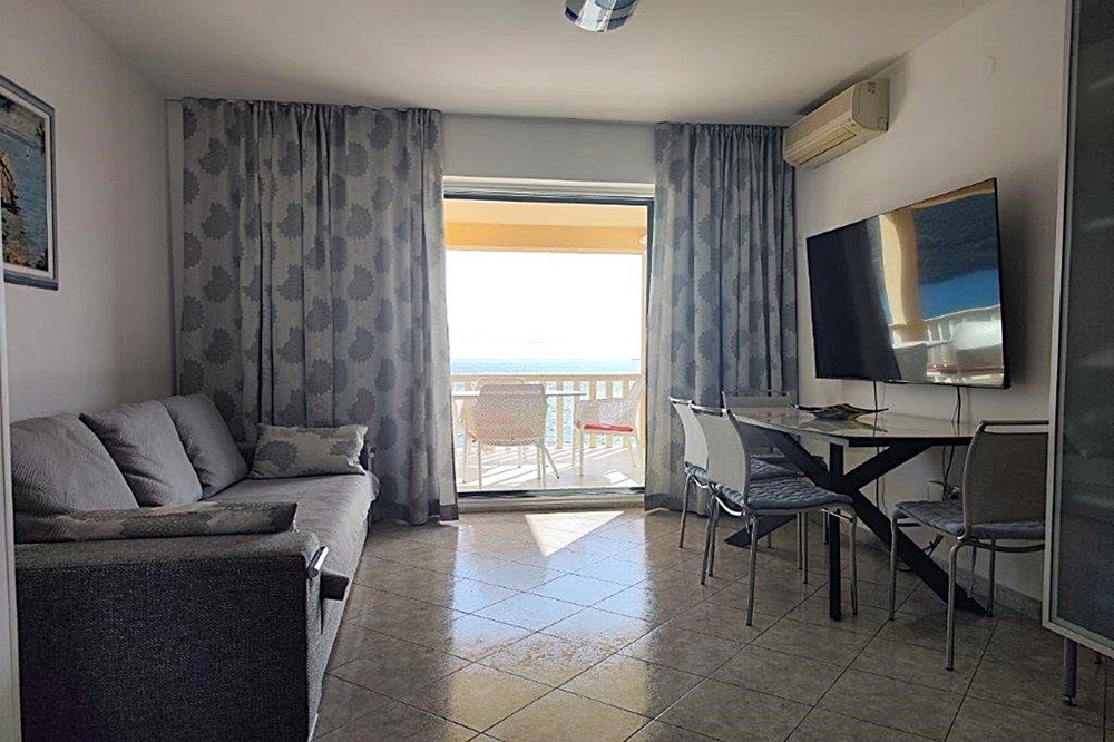 Vardagsrum med utgång till balkong och havsutsikt