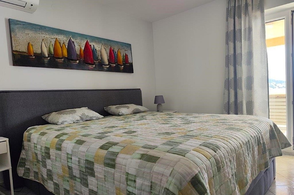 Sovrum med tillgång till balkong och havsutsikt