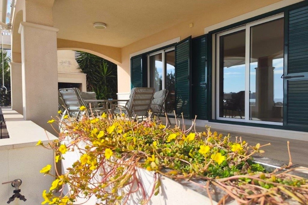 Terrass med sittgrupp och havsutsikt