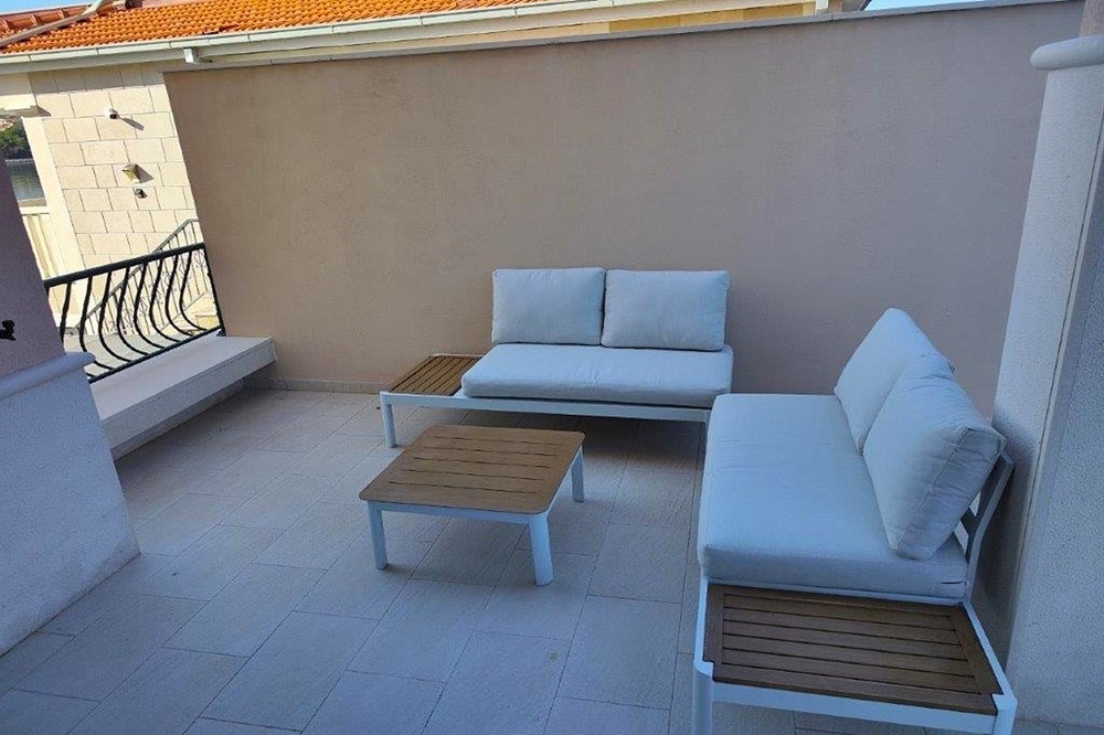 Terrass med loungemöbler och sittgrupp