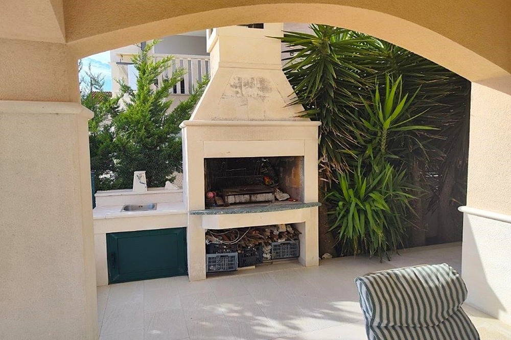 Övertäckt terrass med grill spis och utekök