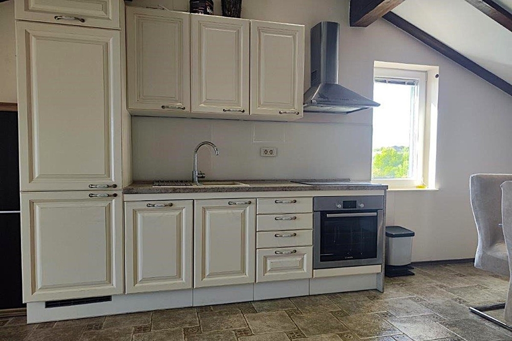 Kök med inbyggda vitvaror och snedtak