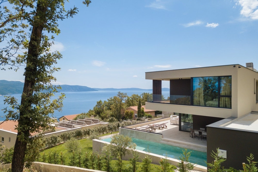 Terrass med infinitypool och kustutsikt