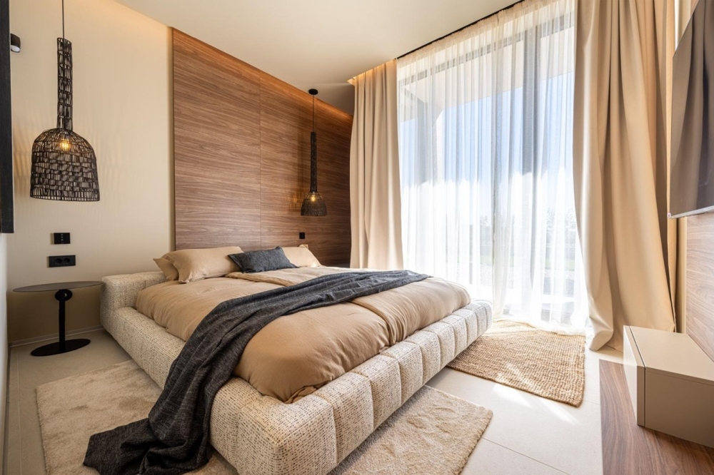 Modernt sovrum med träpanel