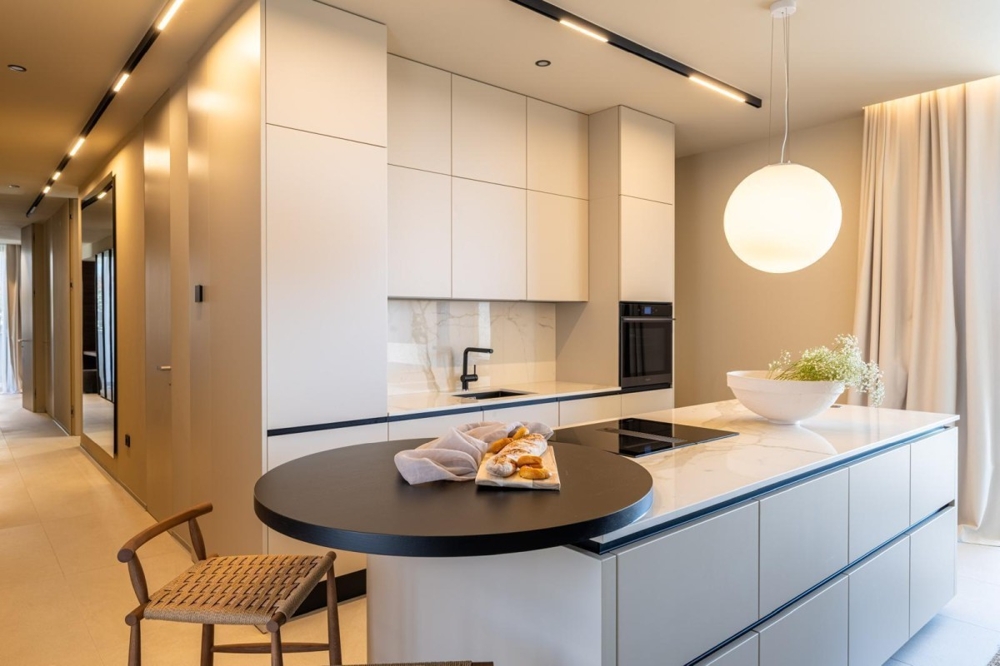 Högkvalitativt utrustat kök med kokö