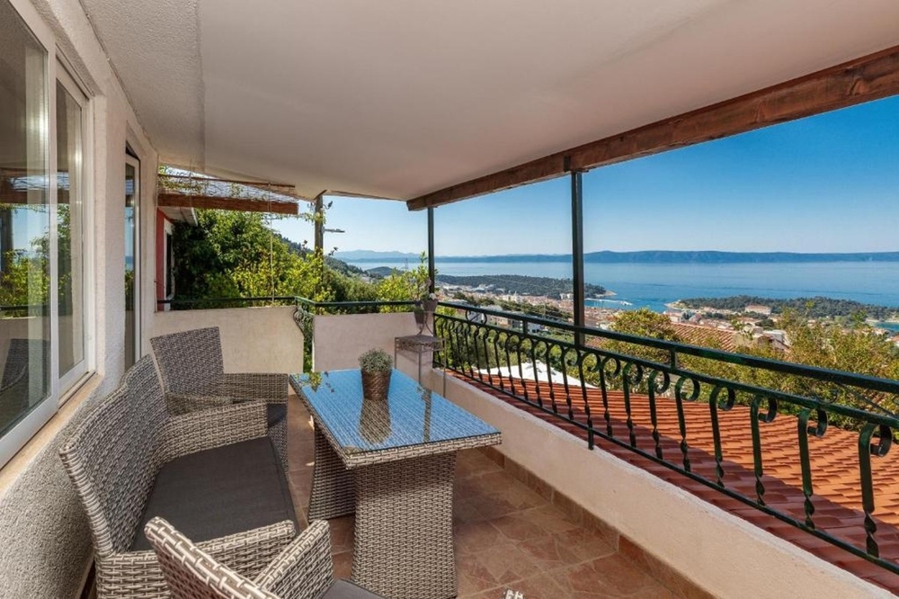Havsutsikt från terrassen på fastighet H3914 i Makarska, Kroatien.