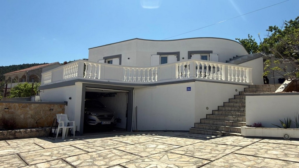 Hus nära havet i Vinjerac, Kroatien.