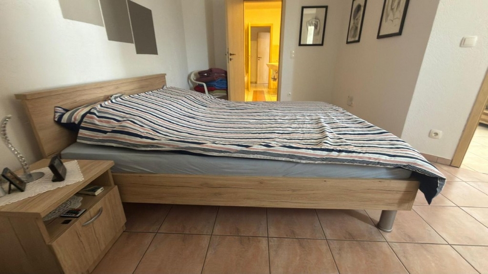 Sovrum med dubbelsäng och tillgång till hall