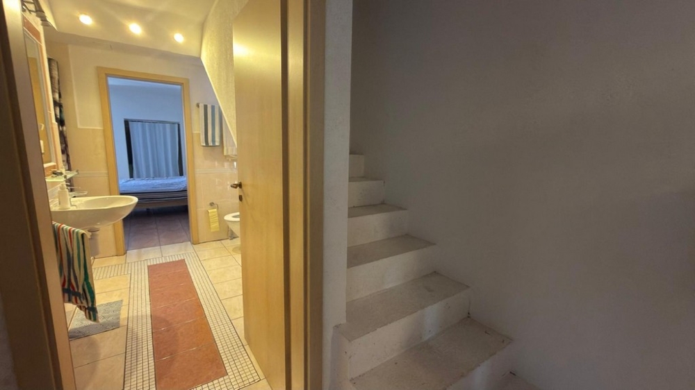Hall med tillgång till badrum och trappa