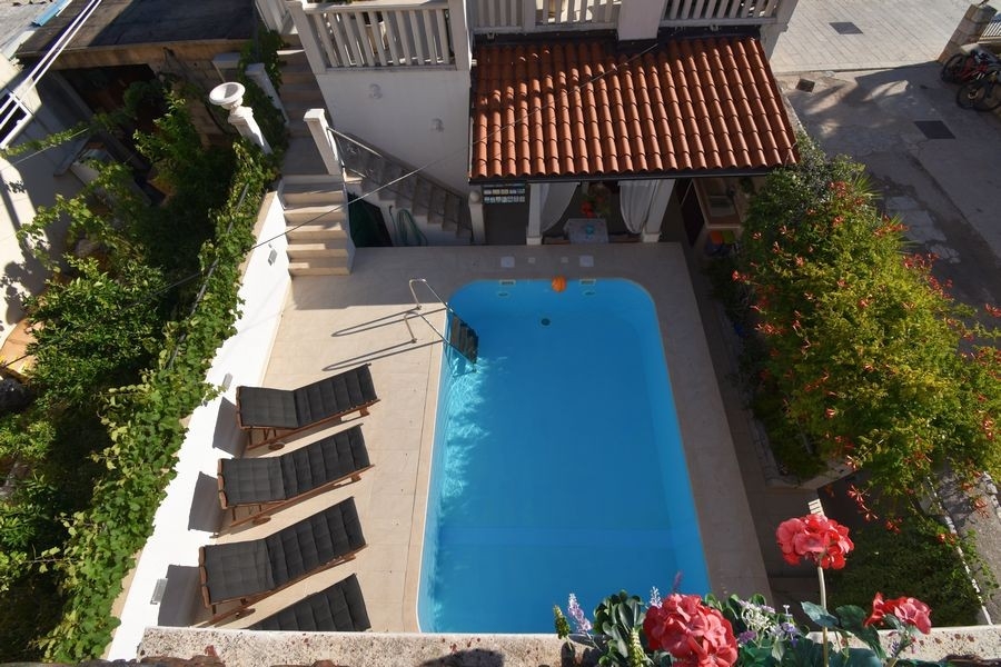 Pool med solterrass - Hus H3917 i Kroatien.