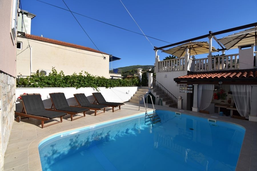 Pool med solterrass och solstolar