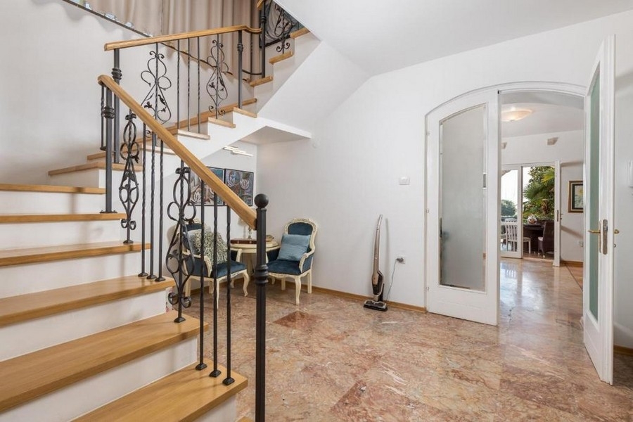 Entré med trappa och marmorgolv