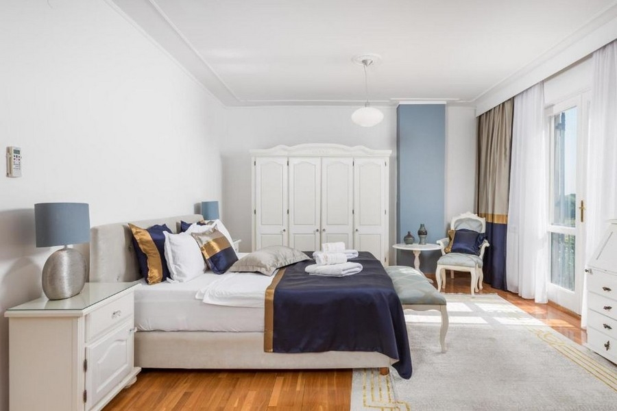 Sovrum med dubbelsäng och tillgång till balkong