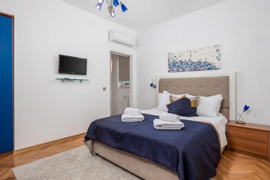Sovrum med dubbelsäng och luftkonditionering