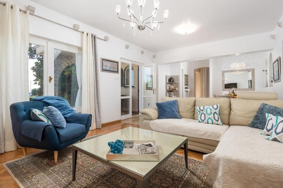 Ljust vardagsrum med utgång till altan