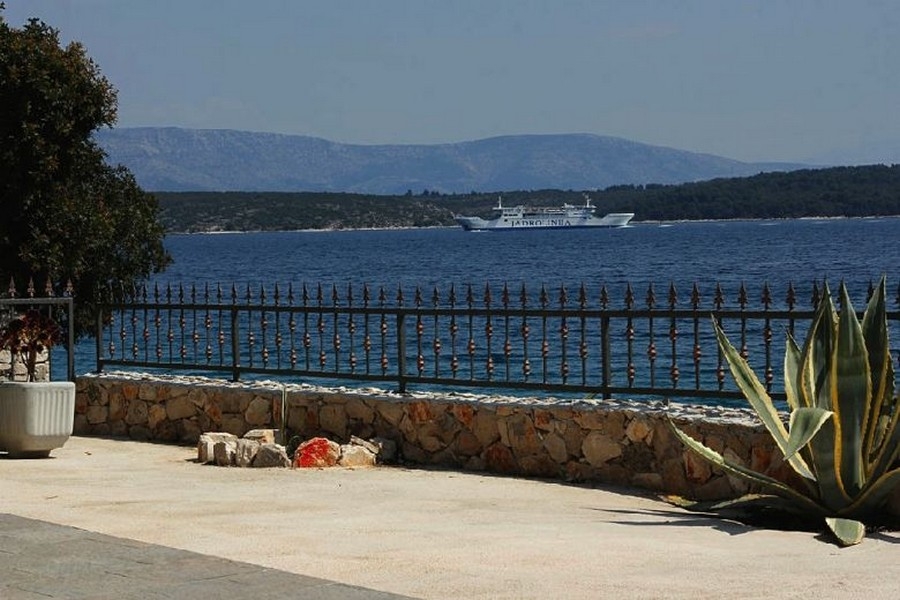Terrass med utsikt över havet och kusten