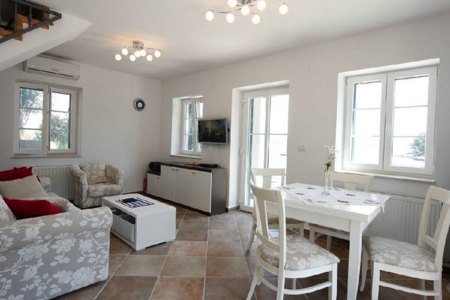 Vardagsrum med havsutsikt och tillgång till terrassen