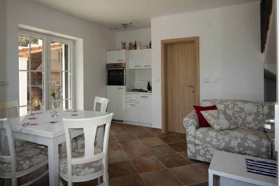 Öppet vardagsrum med kök och sittgrupp