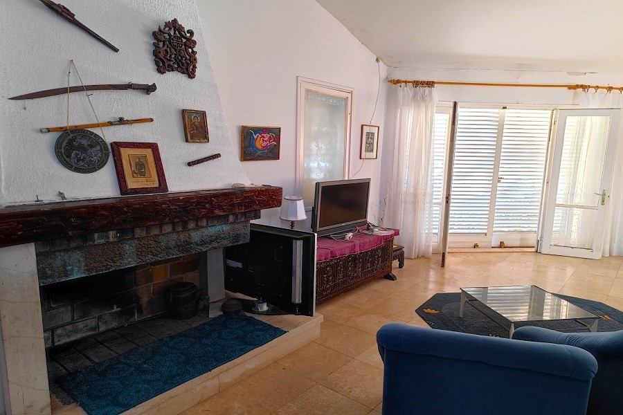 Vardagsrum med sittgrupp och altandörrar