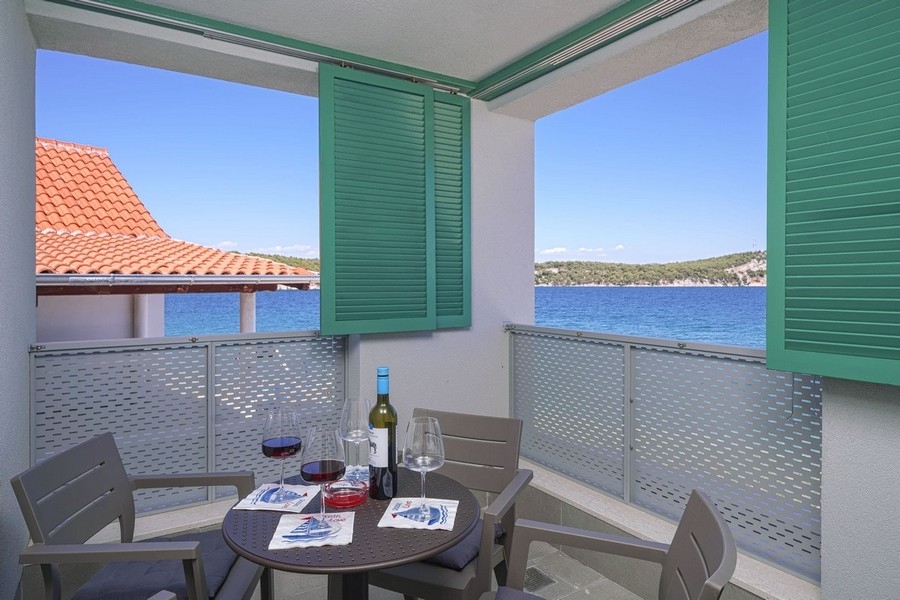 Terrass med havsutsikt över fastigheten H3922 nära Sibenik i Kroatien.