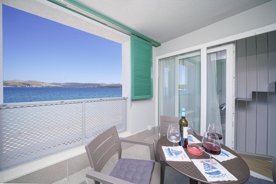 Havsutsikt från terrassen på erbjudandet H3922 nära Sibenik.