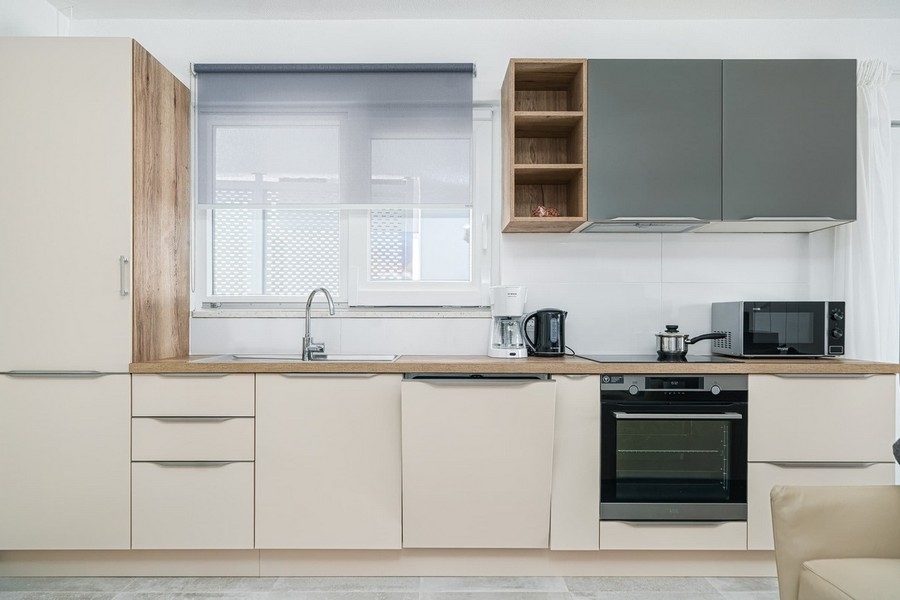 Modernt utrustat kök med elektriska apparater