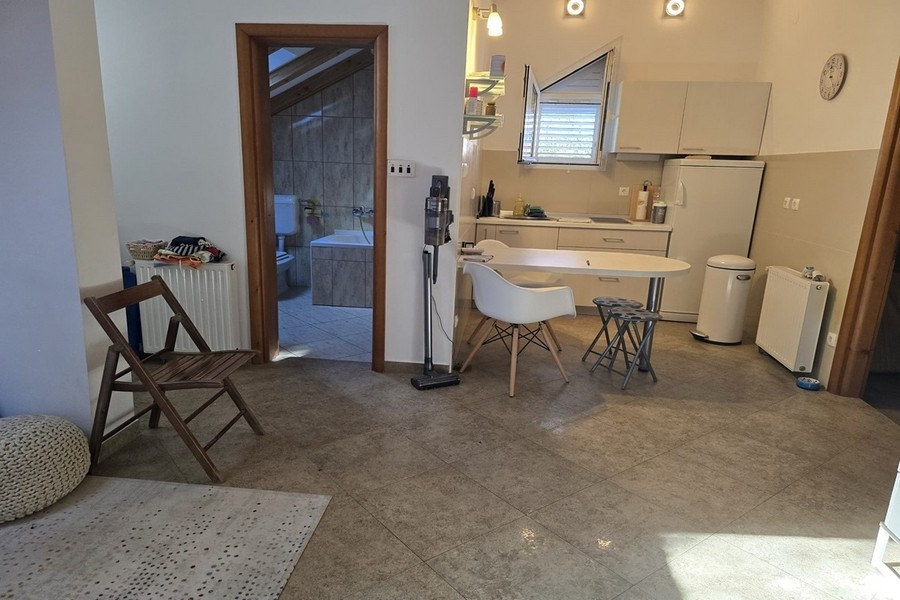 Öppet vardagsrum med kök och matplats