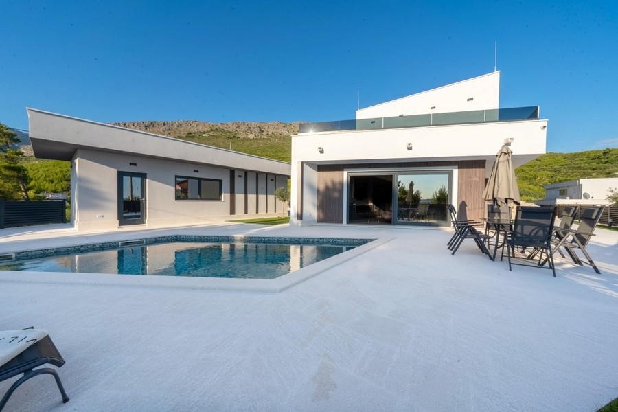 Modern lyxvilla med pool nära Split i Kroatien - fastighet H3925.