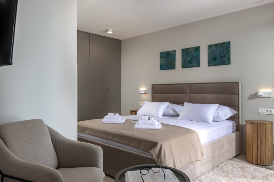 Sovrum med dubbelsäng och inbyggd garderob