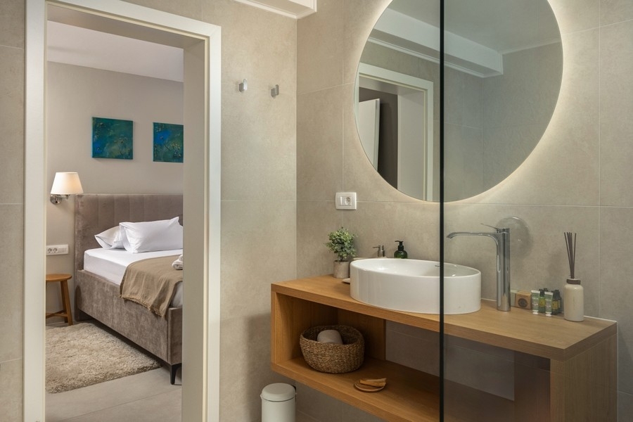 Badrum med handfat och rund spegel