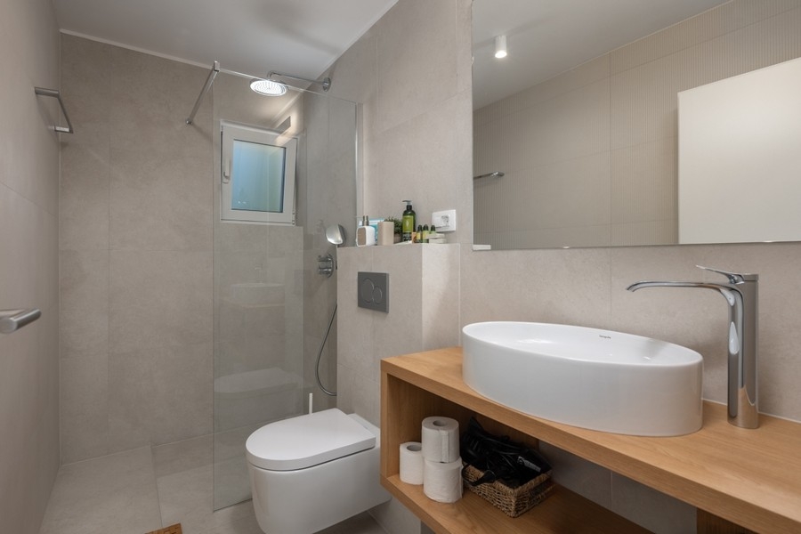 Modernt badrum med dusch