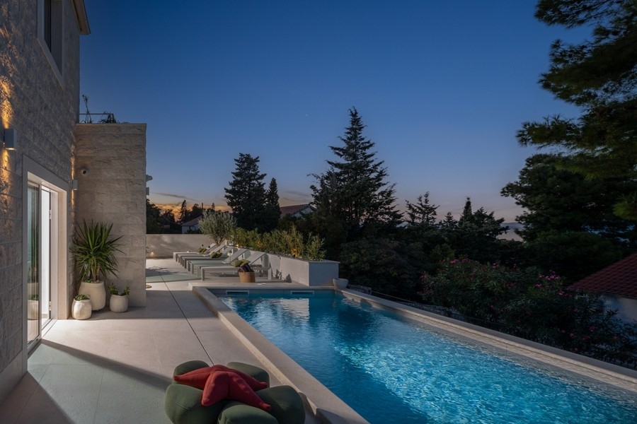 Simbassäng med utsikt över grönskan - fastighet H3926.