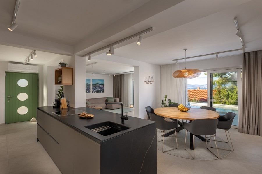 Matplats med utsikt över poolen och havet