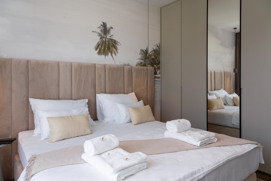 Sovrum med inbyggd garderob