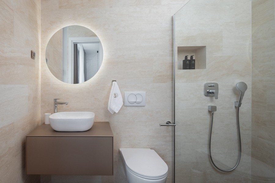 Modernt badrum med dusch