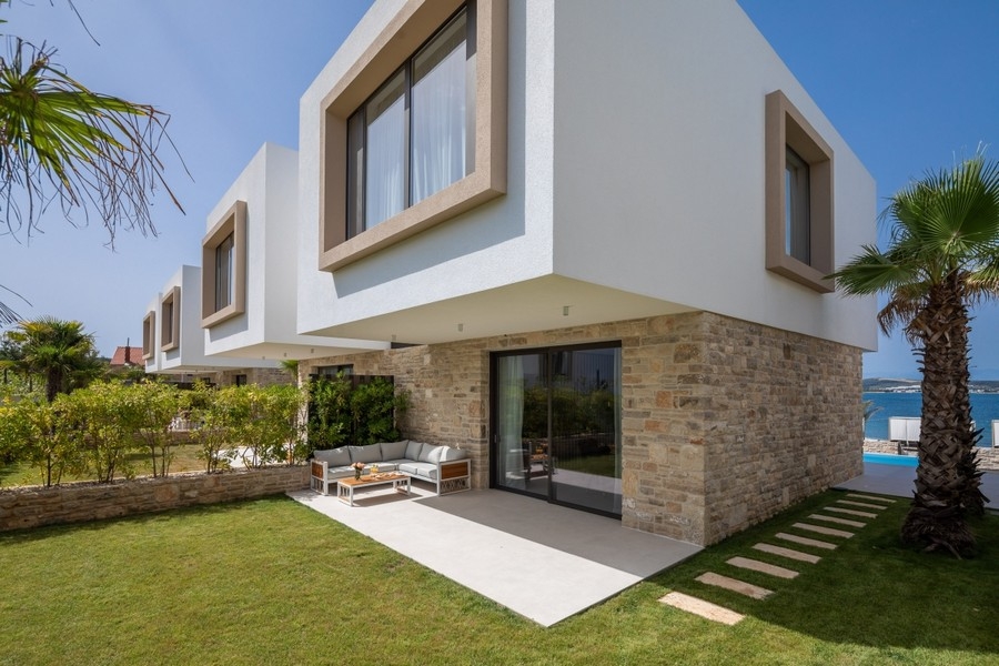 Modern villa med havsutsikt och trädgård