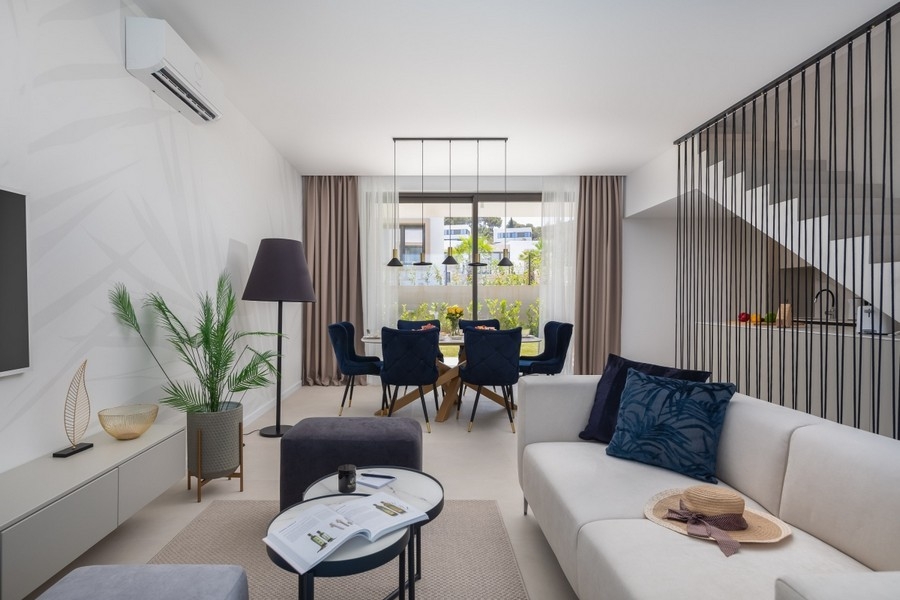 Öppet vardagsrum och matplats med modern inredning