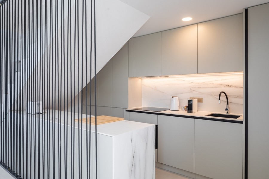 Modernt kök med inbyggda vitvaror